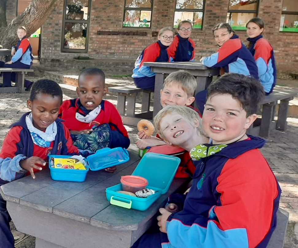 school-kids-eating-lunch